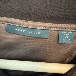 Mens long sleeve pullover by Perry Ellis.  Waffle print design. Size Large